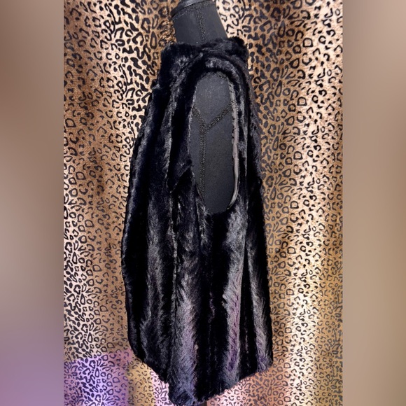 Luxurious Black Faux Fur Vest - Picture 4 of 5